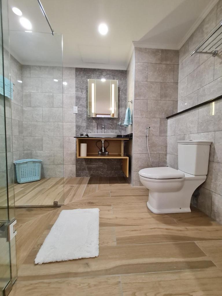 Royale Suites by Arc Royale Luxury Apts - Tap to explore photos