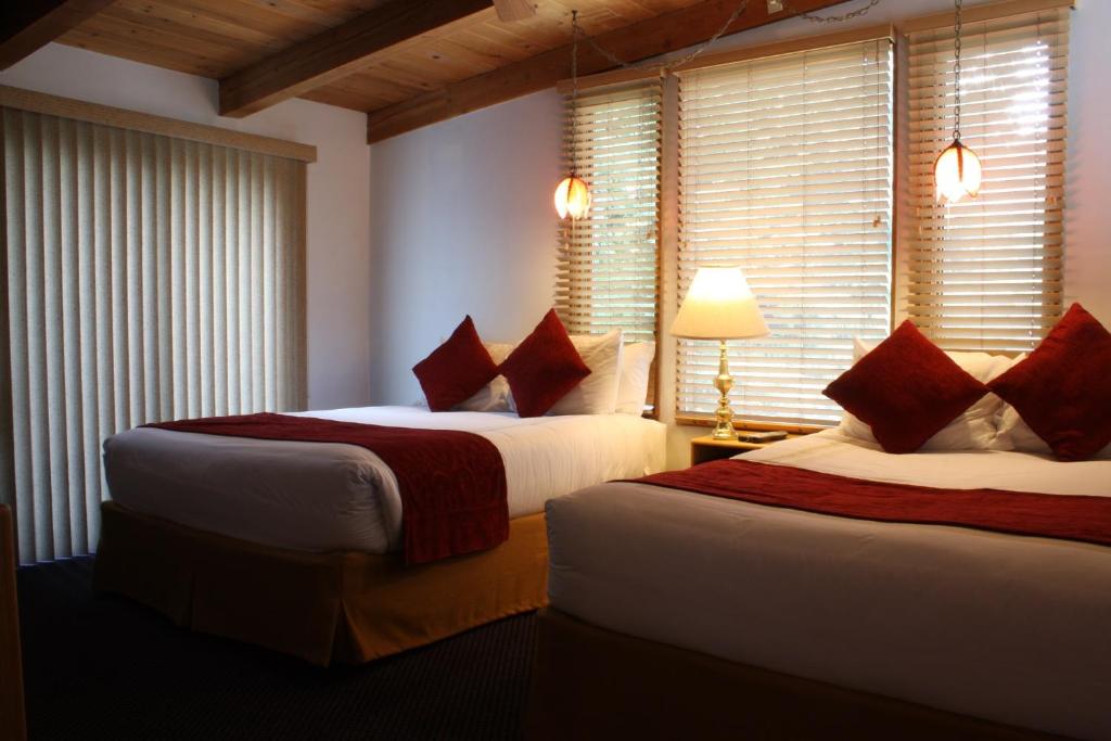 St Moritz Lodge and Condominiums photo 3