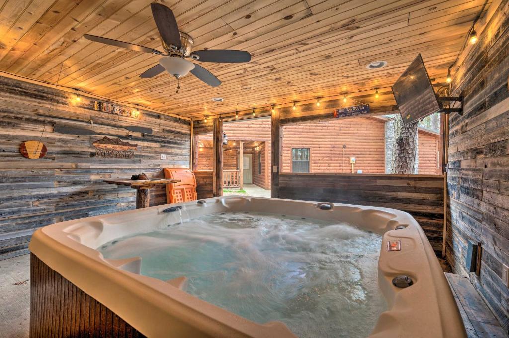 Cabin with Hot Tub and Grill - 6 Mi to Broken Bow Lake photo 1