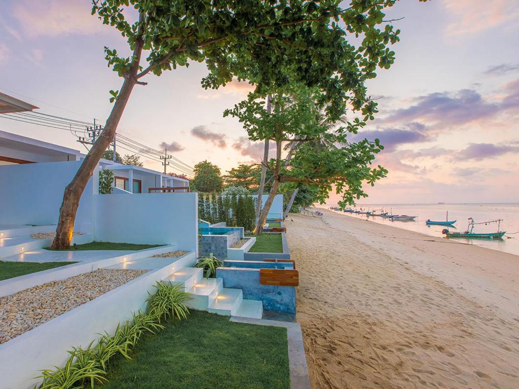 White Whale Beachfront Pool Villa photo 4