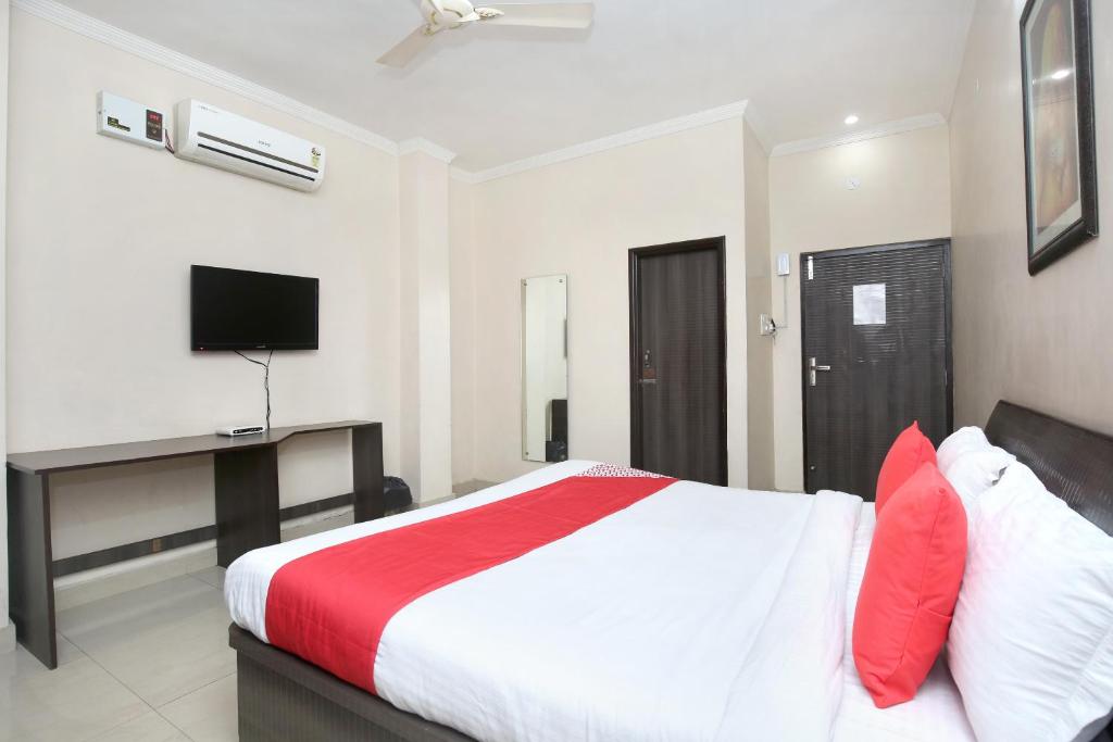 Двухместный (Двухместный номер Делюкс с 1 кроватью), OYO 7676 Golden Sunrise Inn