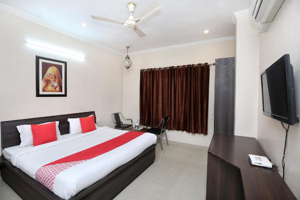 Двухместный (Двухместный номер Делюкс с 1 кроватью), OYO 7676 Golden Sunrise Inn