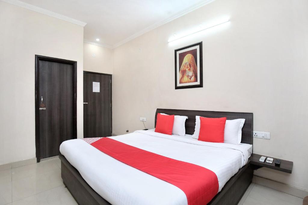 Двухместный (Двухместный номер Делюкс с 1 кроватью), OYO 7676 Golden Sunrise Inn