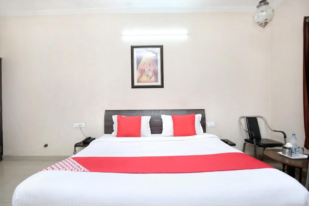Двухместный (Двухместный номер Делюкс с 1 кроватью), OYO 7676 Golden Sunrise Inn