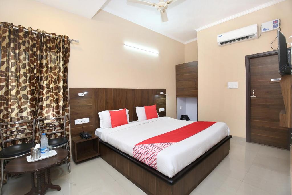 Двухместный (Бюджетный двухместный номер с 1 кроватью), OYO 7676 Golden Sunrise Inn