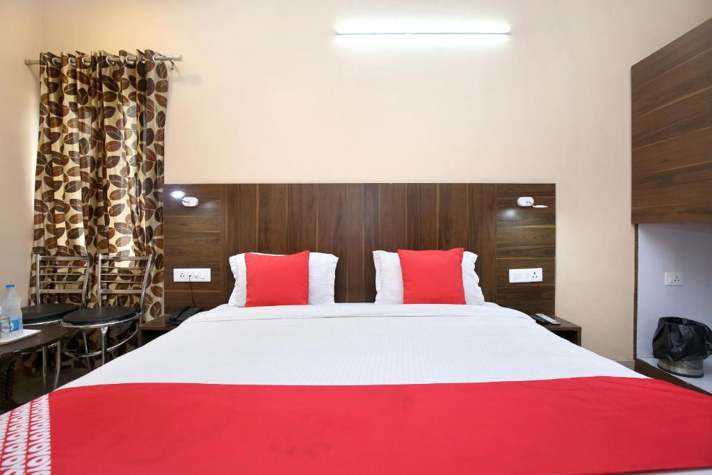 Двухместный (Бюджетный двухместный номер с 1 кроватью), OYO 7676 Golden Sunrise Inn