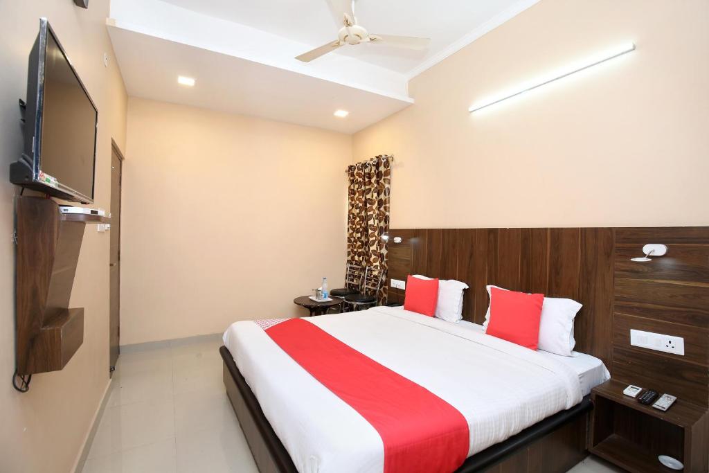 Двухместный (Бюджетный двухместный номер с 1 кроватью), OYO 7676 Golden Sunrise Inn