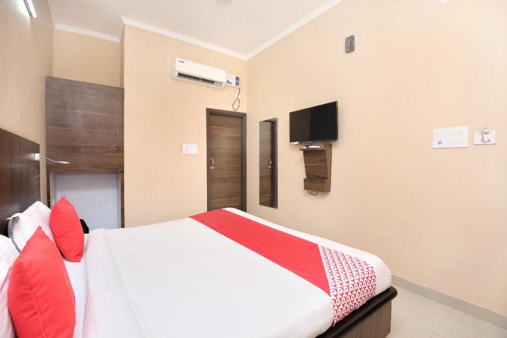 Двухместный (Бюджетный двухместный номер с 1 кроватью), OYO 7676 Golden Sunrise Inn