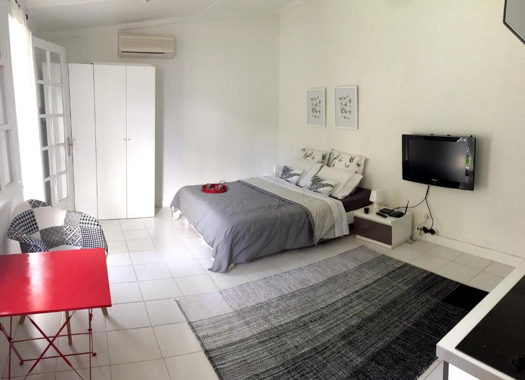 Studio at Boucan Canot 900 m away from the beach with enclosed garden and wifi photo 3