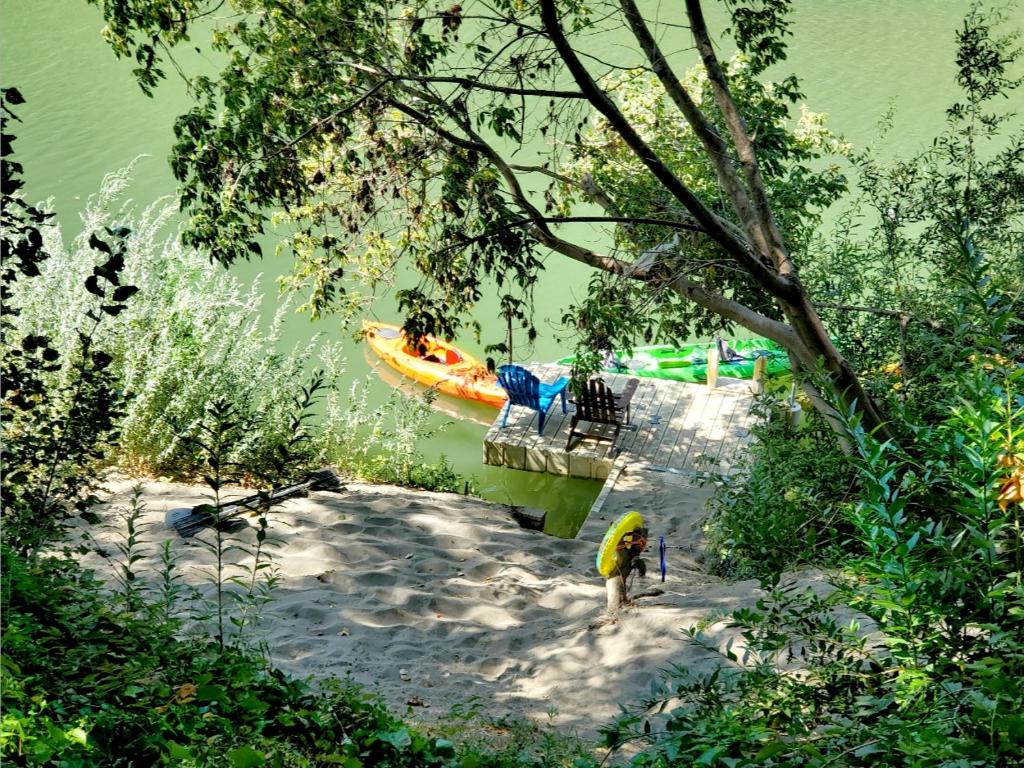Reflections! Seasonal Dock & Kayaks!! Hot Tub!! Fire Table! BBQ! HUGE yard! Horseshoes! Dog Friendly! photo 3