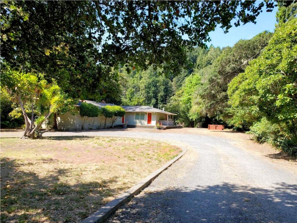 Reflections! Seasonal Dock & Kayaks!! Hot Tub!! Fire Table! BBQ! HUGE yard! Horseshoes! Dog Friendly! photo 4