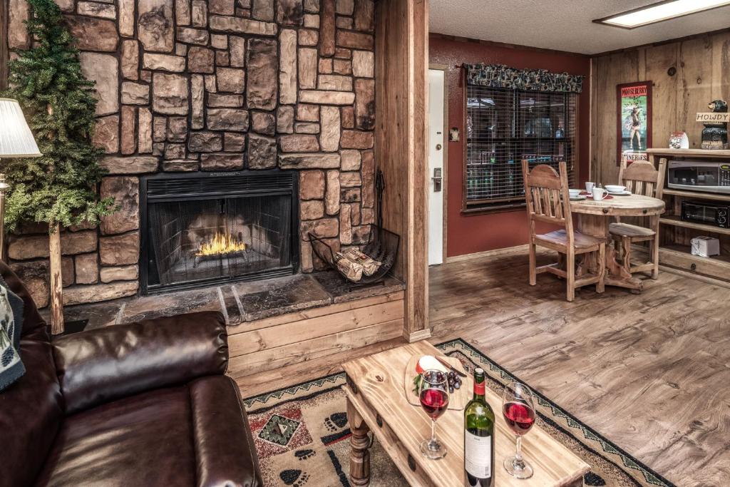 Shadow Mountain Lodge and Cabins image
