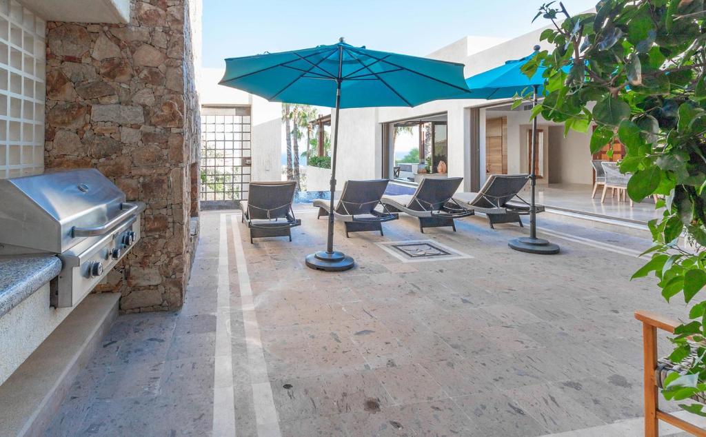 Contemporary Villa with 2 Pools, Walking Distance to Beach and Butler Included photo 4