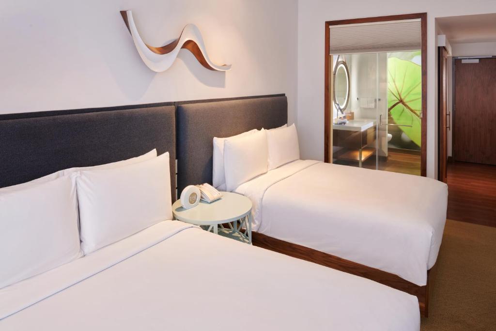 Четырехместный (Номер с 2 двуспальными кроватями), Hyatt Centric Waikiki Beach