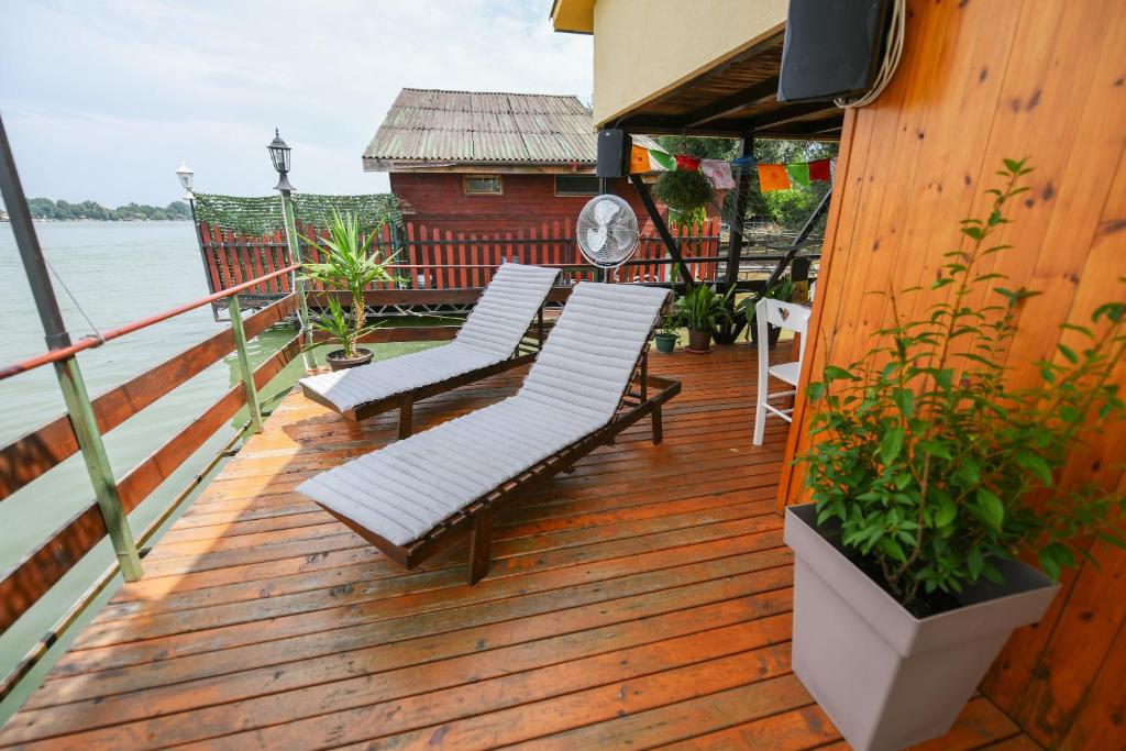 Sagando - Floating house on Sava river photo 1