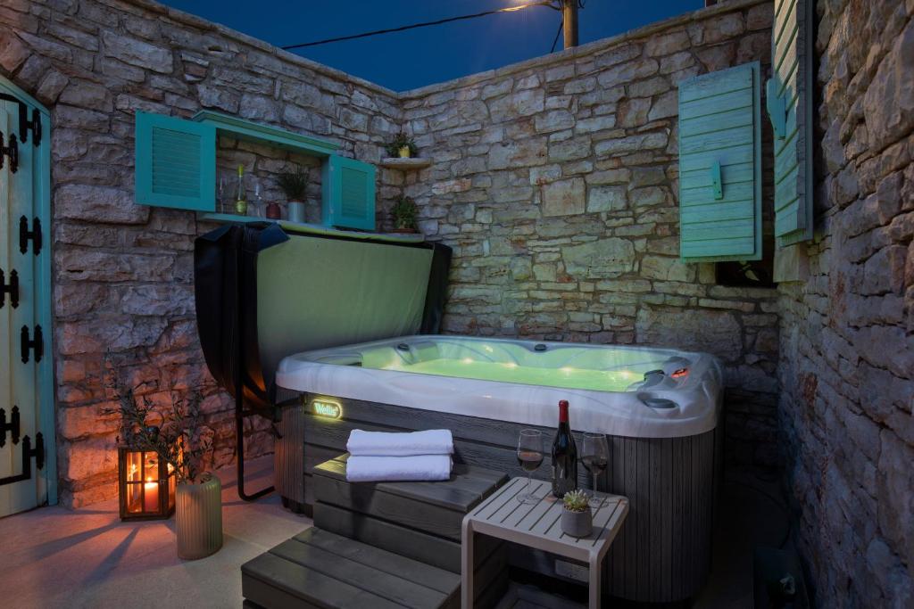 PoIai Stonehouse with Jacuzzi photo 1