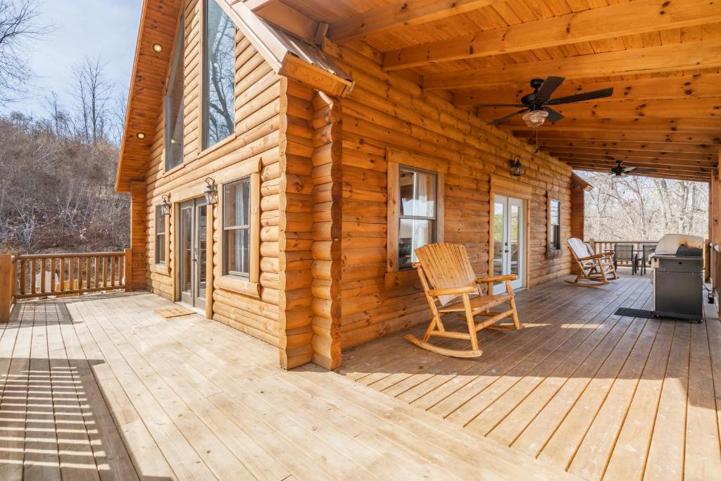Family Friendly ~ Hocking Hills Cabin ~ Close to Caves, w/Wifi image