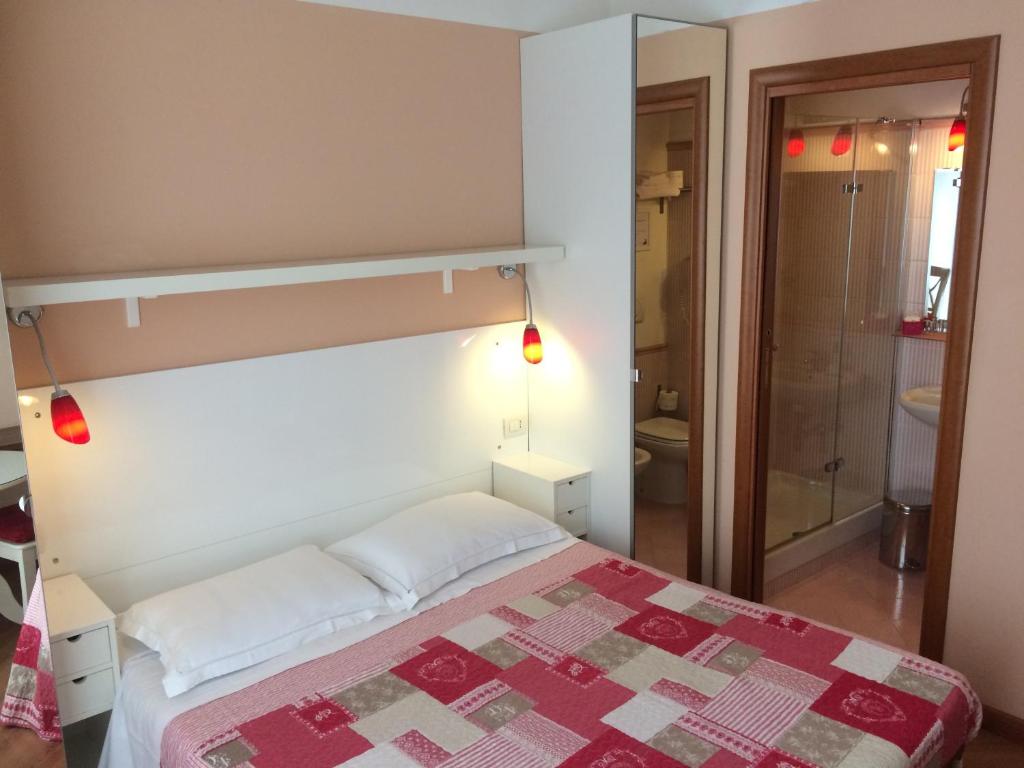 Luna Rossa Roma Guest House - Tap to explore photos
