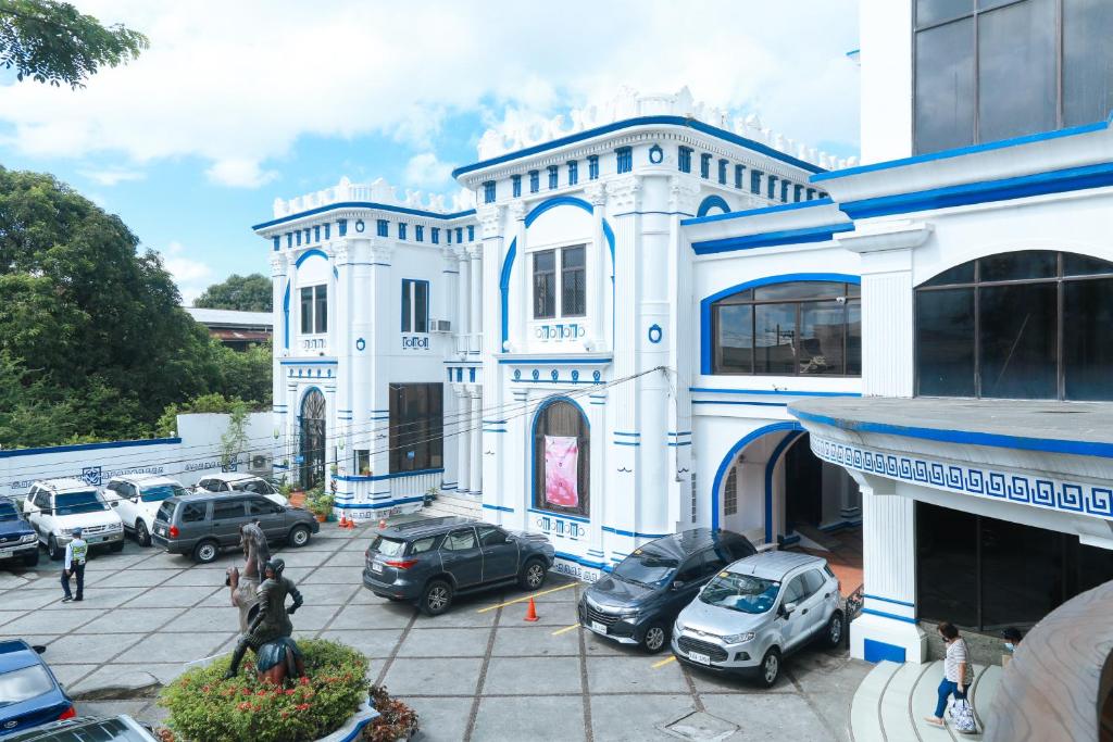 RedDoorz Plus @ Castle Chateau Iloilo photo 1