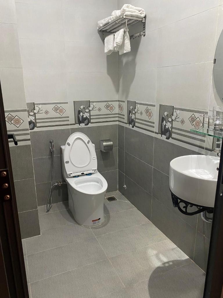 Двухместный (Двухместный номер Делюкс с 1 кроватью и балконом), Kim Duyên Motel Nha Trang