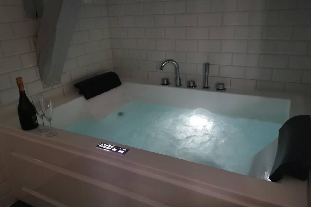 Appartement jacuzzi privatif : Urban Love photo 2