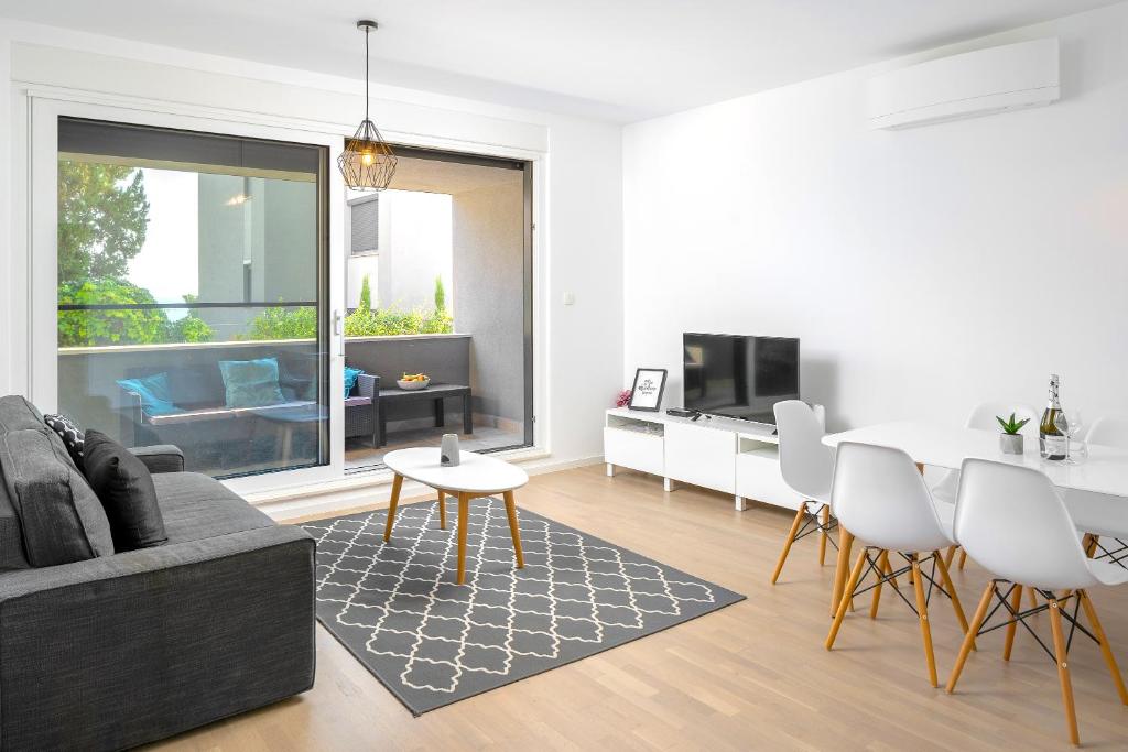 LUX Holiday Apartment on KASUNI Beach in Split