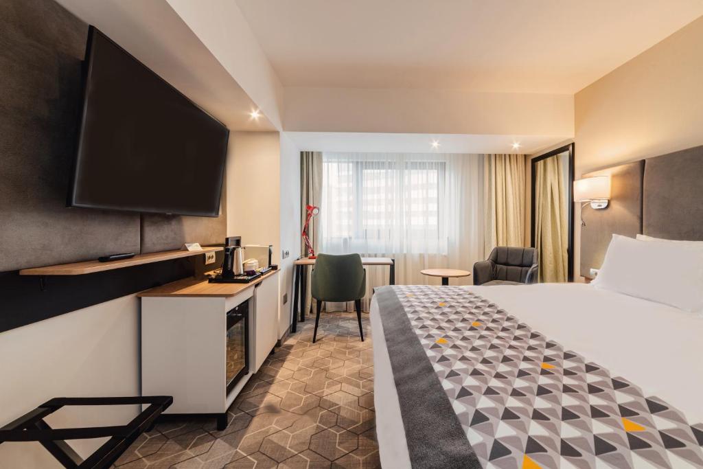 Двухместный (Стандартный номер с кроватью размера «king-size»), Golden Tulip Times Hotel