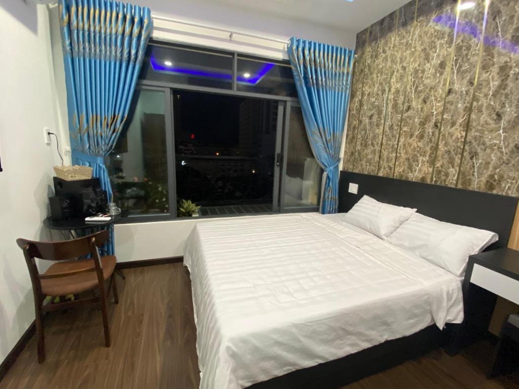 Двухместный (Двухместный номер Делюкс с 1 кроватью и балконом), Kim Duyên Motel Nha Trang