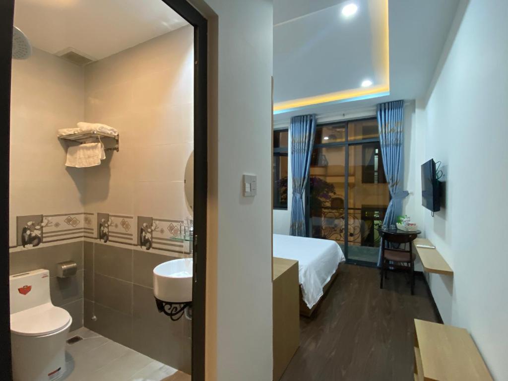 Двухместный (Двухместный номер Делюкс с 1 кроватью и балконом), Kim Duyên Motel Nha Trang