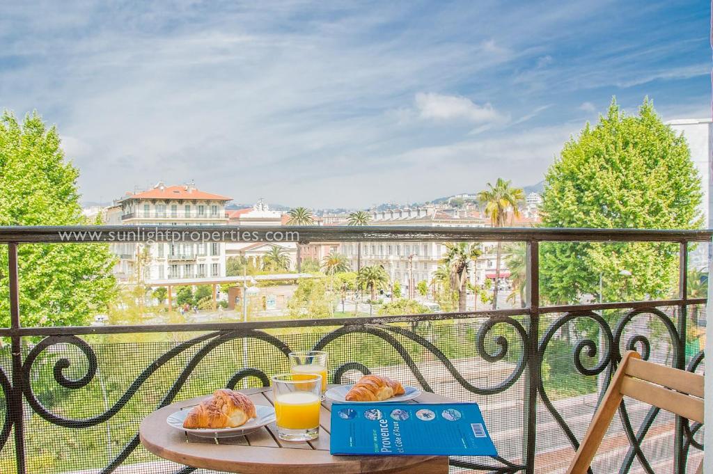Sunlight Properties - BO - Hyper central, balcony, 5 mins to the beach photo 4
