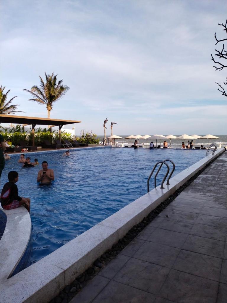Hảo Aria Resort - hồ bơi và bãi tắm riêng