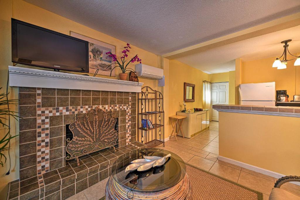 Lido Key Hideout with Patio and Yard and Walk to Beach! photo 3