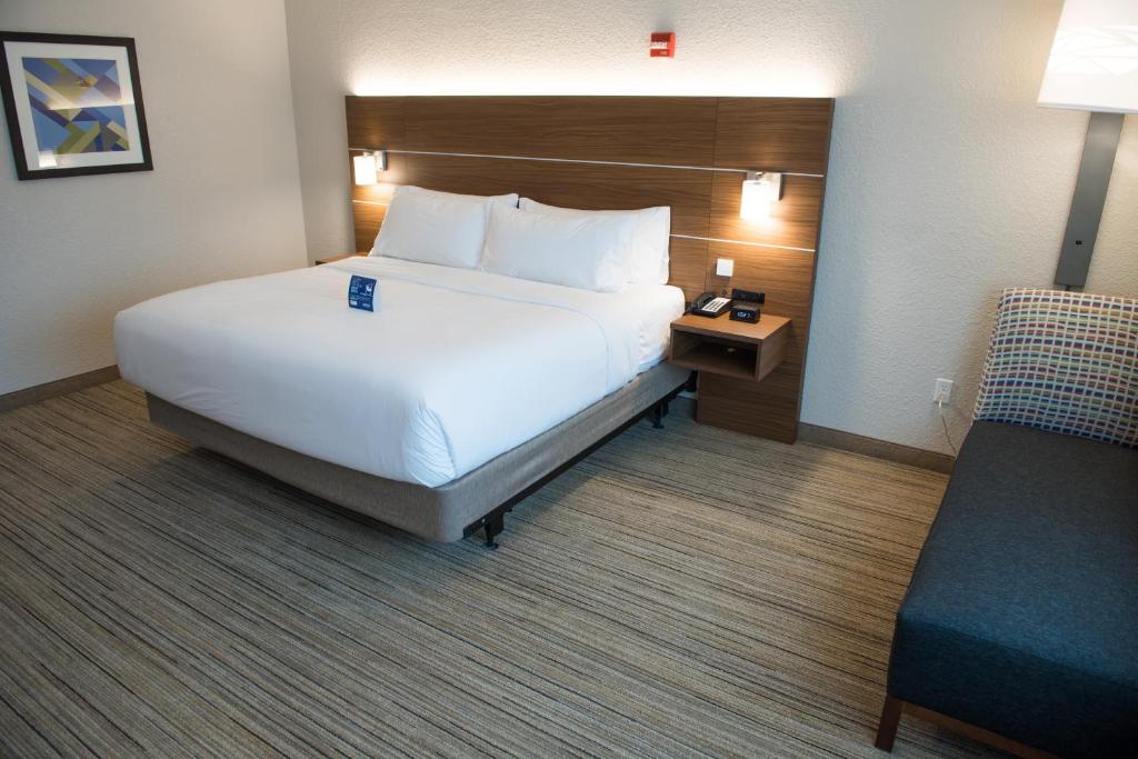 Holiday Inn Express & Suites - Merrillville, an IHG Hotel photo 4