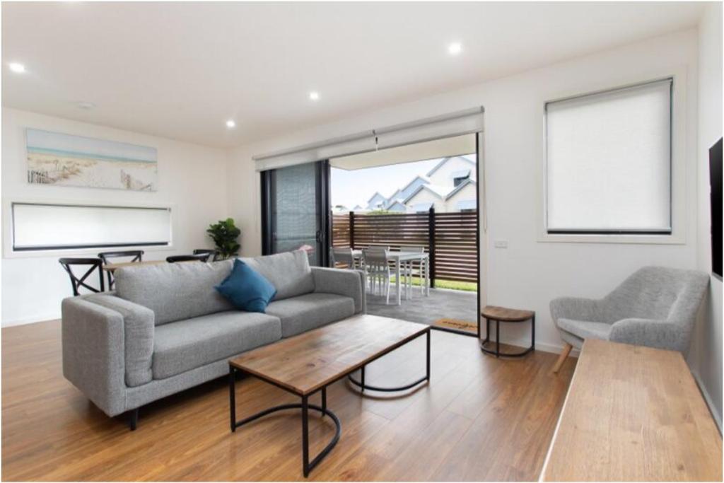 Captains Cove Ground Floor Luxury Apartments - Free Netflix photo 4