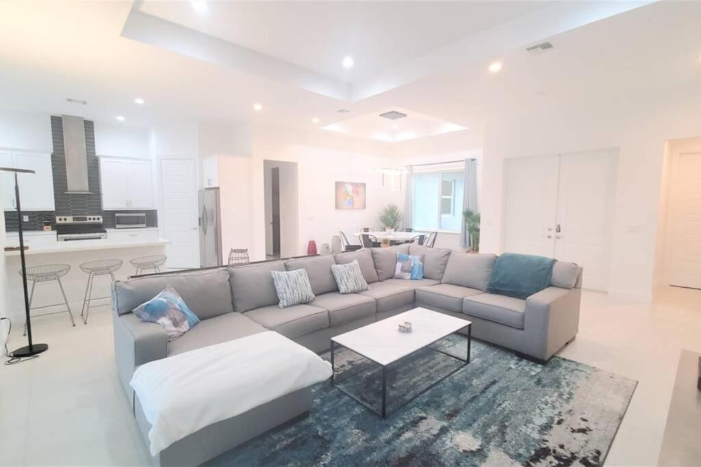 Exquisite Home 4 Beds with Heated Pool & Jacuzzi image