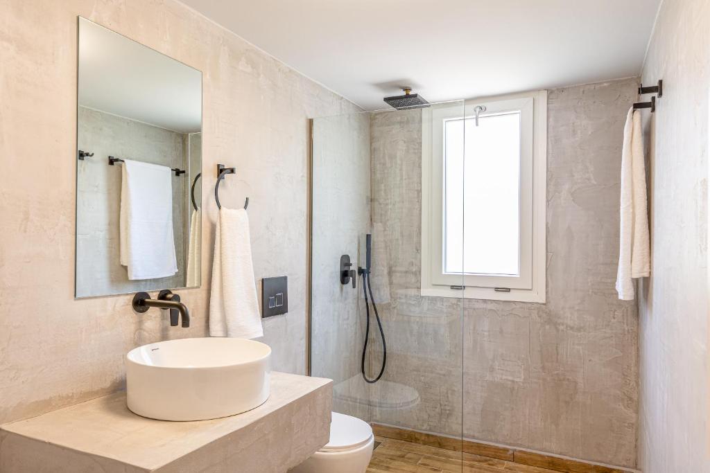 Queen's Gem Luxury Villa - Heated Jacuzzi & Pool - Tap to explore photos