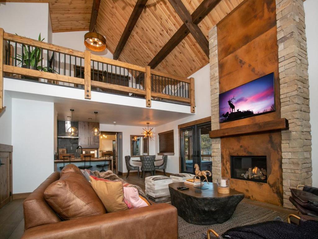 Blissful Mountain Getaway Steps to Lake Estes, Indoor Outdoor Fireplace image