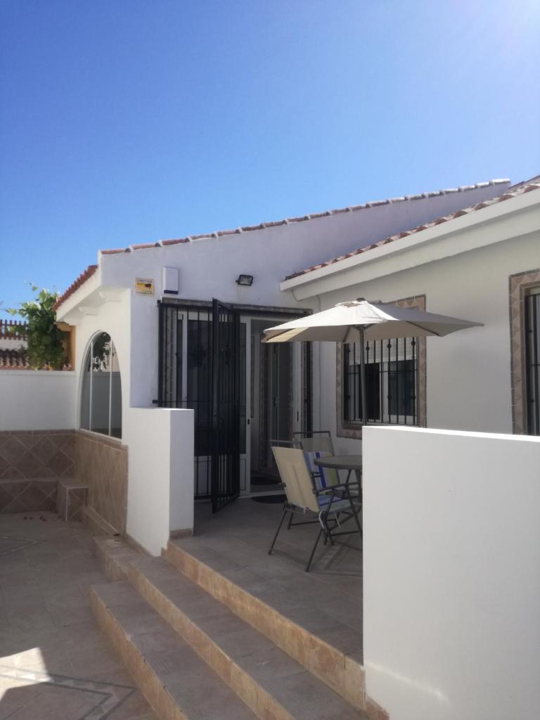 2 bedroom newly renovated bungalow close to bars & restaurants photo 1
