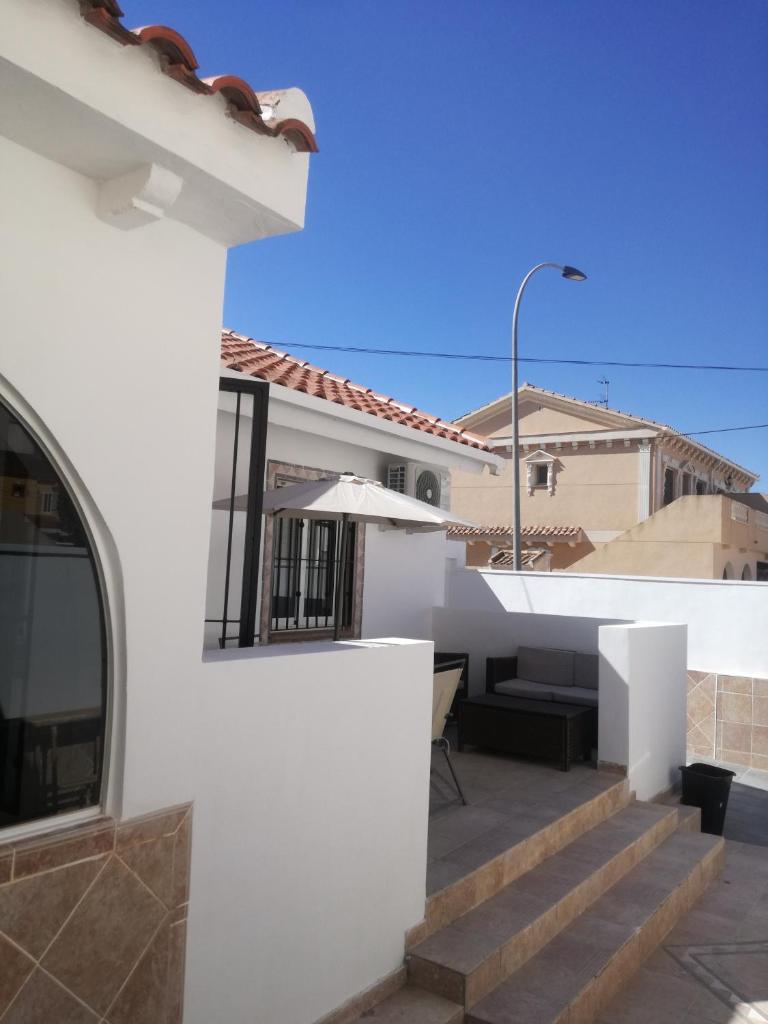 2 bedroom newly renovated bungalow close to bars & restaurants photo 3