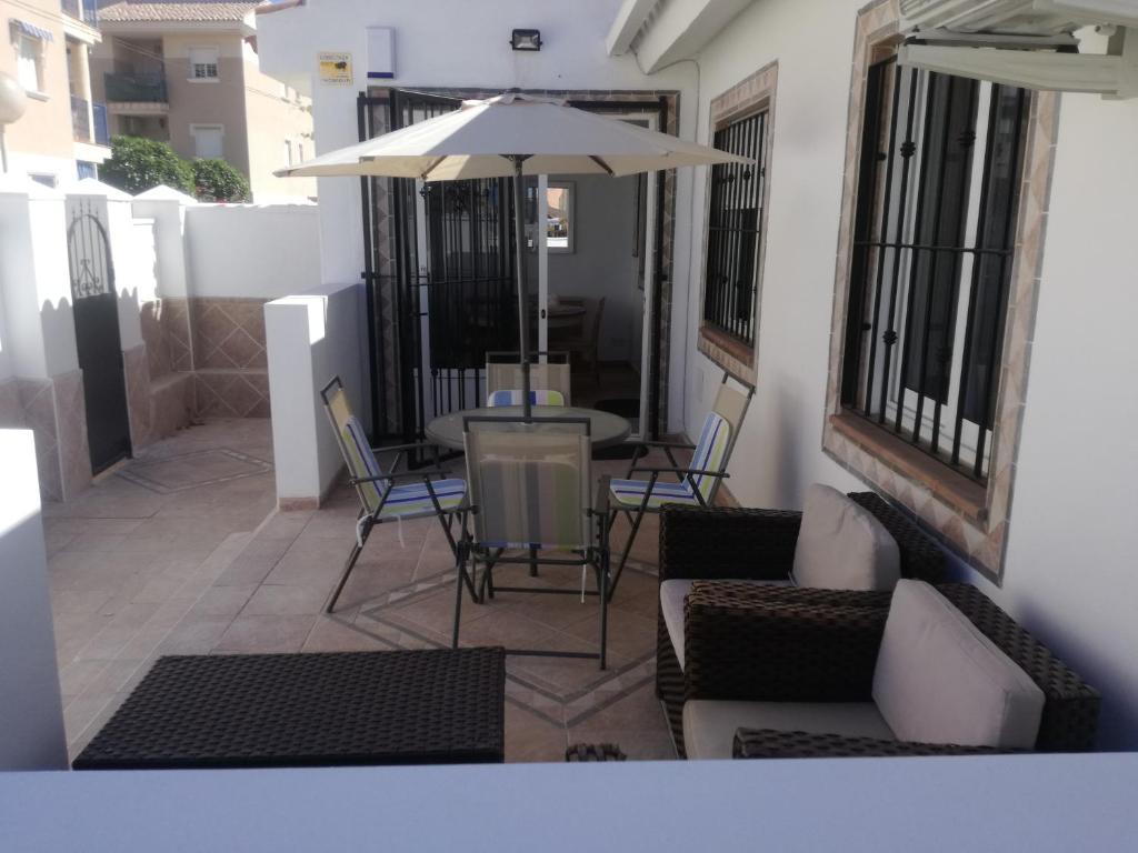 2 bedroom newly renovated bungalow close to bars & restaurants photo 2