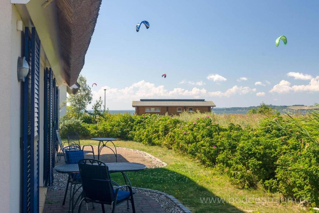 Am Seglerhafen, Terrasse, Garten, Meerblick - Ferienhaus Boddentraum Morgenrot photo 2