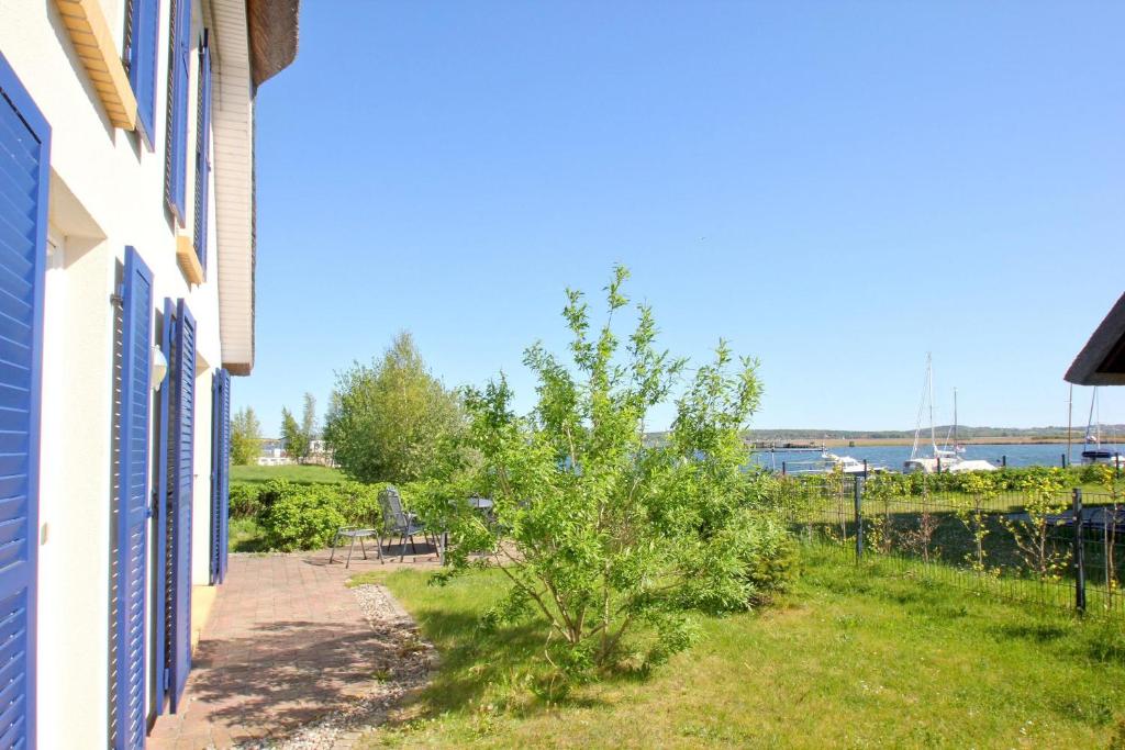 Am Seglerhafen, Terrasse, Garten, Meerblick - Ferienhaus Boddentraum Morgenrot photo 4