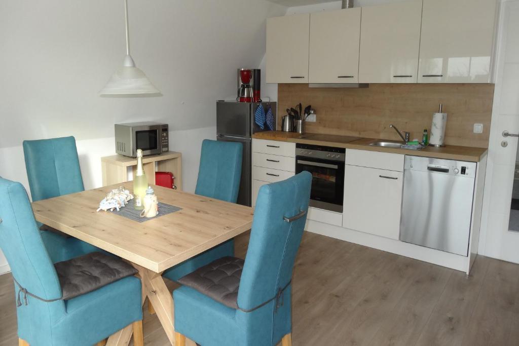 Ferienwohnung in ruhiger Lage und mit Balkon - Ferienhaus Solamar FeWo OG photo 4