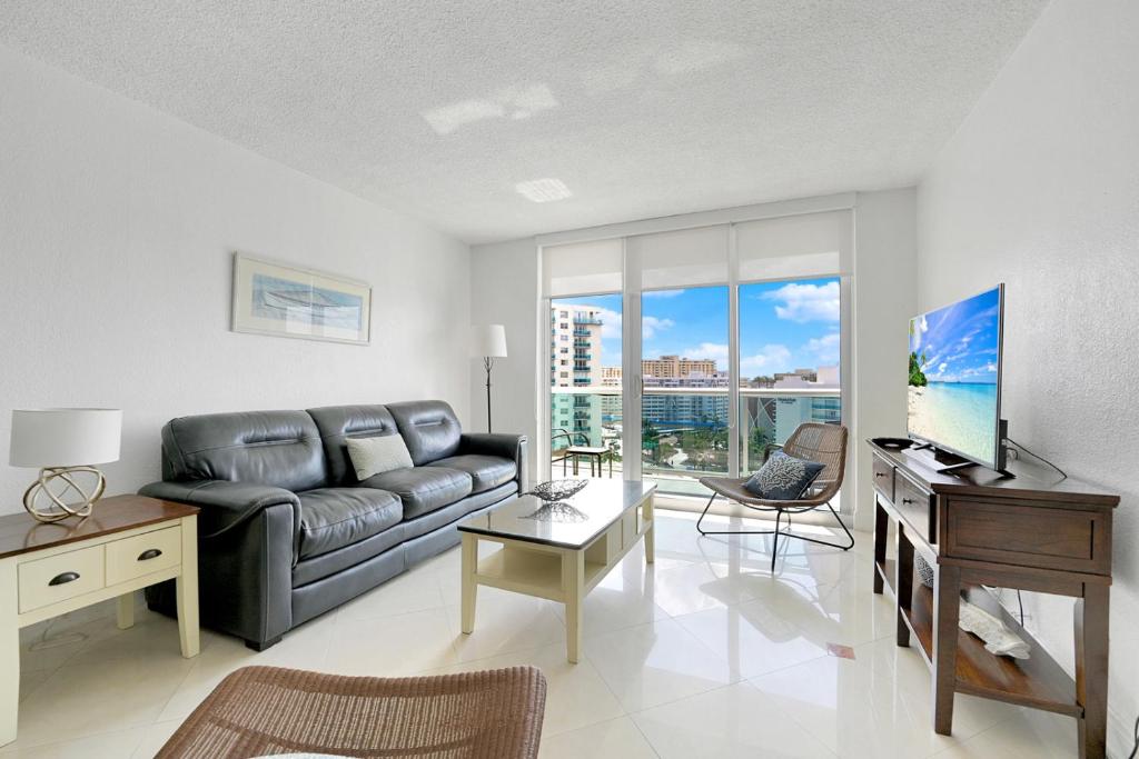 2 BEDROOMS 2 FULL BATHROOMS APT. ON THE BEACH image