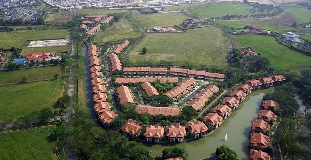Modern Bali Resort by HostaHome, 10mins to Legoland photo 1
