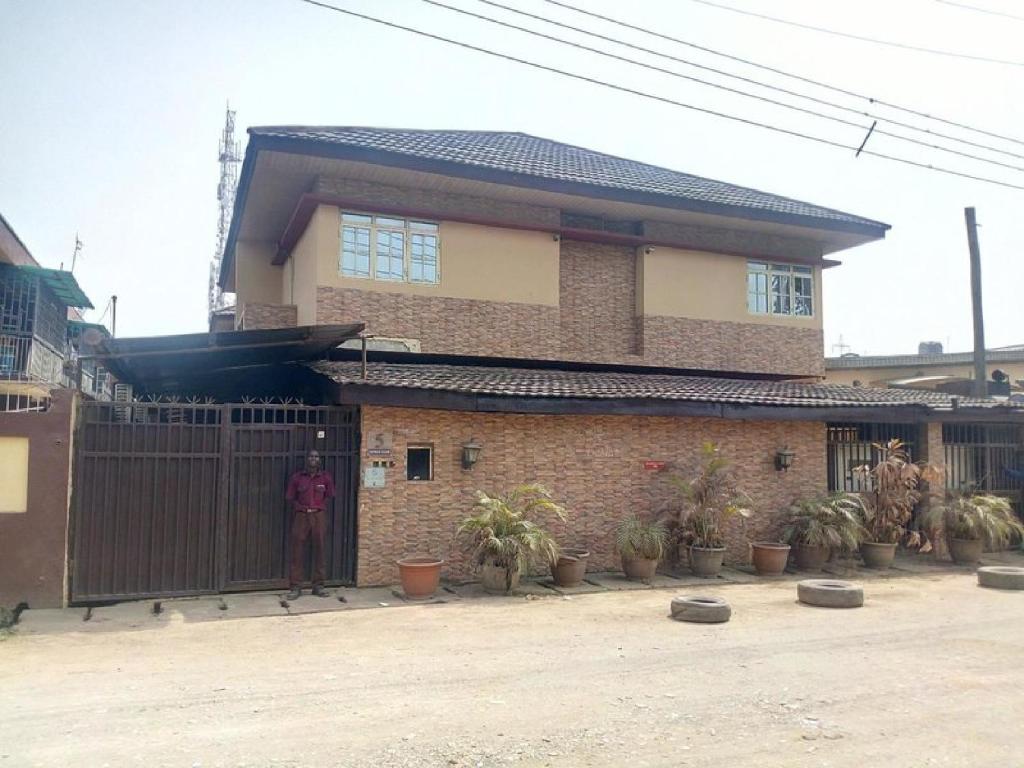 Room in Lodge - Allure Suites-surulere photo 1