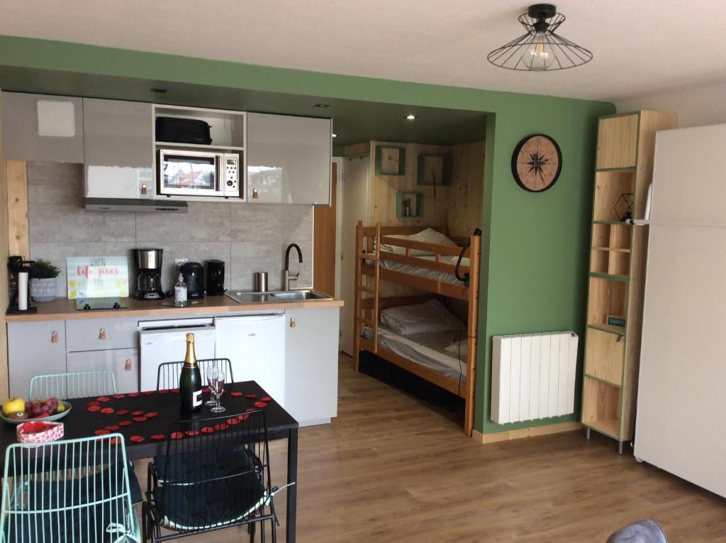 Les Obiones, Fort Mahon Plage, magnifique studio cabine 4p vue latérale mer avec balcon , parking privé gratuit, wifi, classé 2 étoiles, exposition plein sud en Baie de Somme photo 3