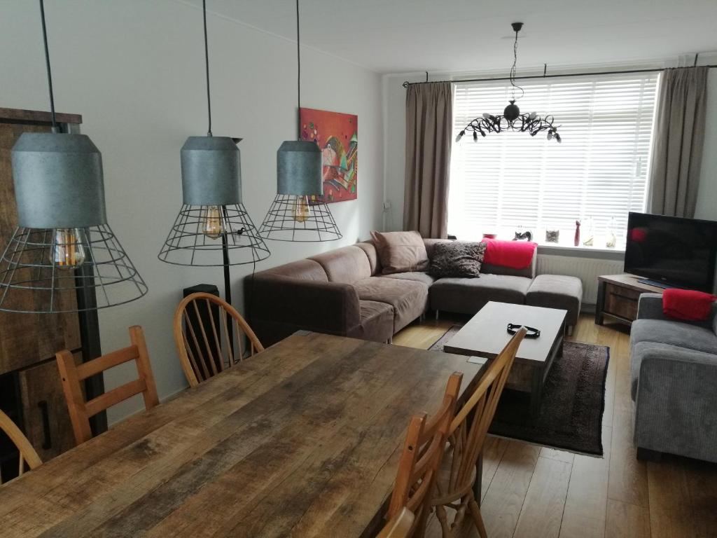 Woning Emmastraat photo 4