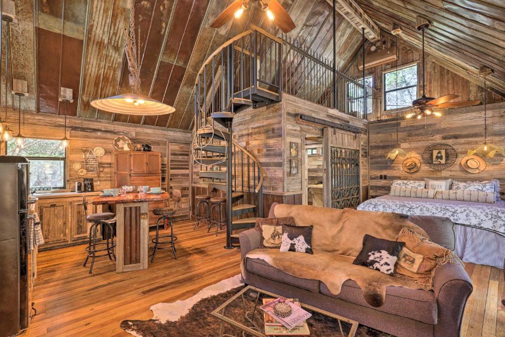 Horse Thief Inn Cabin Retreat with Deck and Hot Tub!