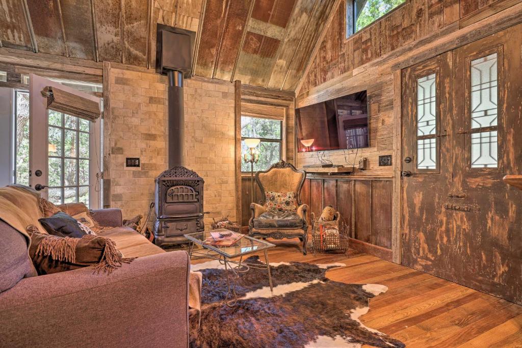 Horse Thief Inn Cabin Retreat with Deck and Hot Tub! photo 3